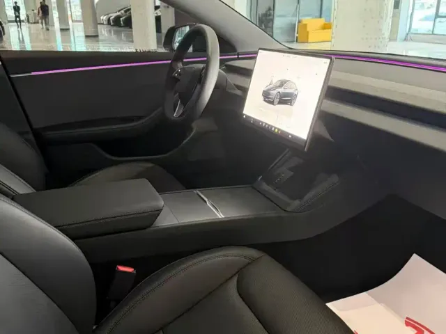 Tesla Model 3 — Фото автомобиля 4