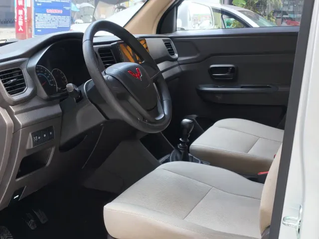 Wuling Hongguang V — Фото автомобиля 9