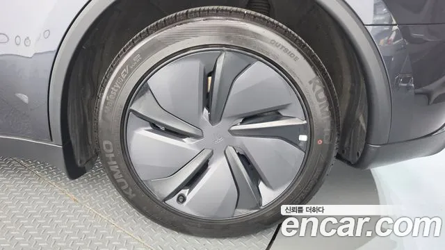 Tesla Model Y — Фото автомобиля 21