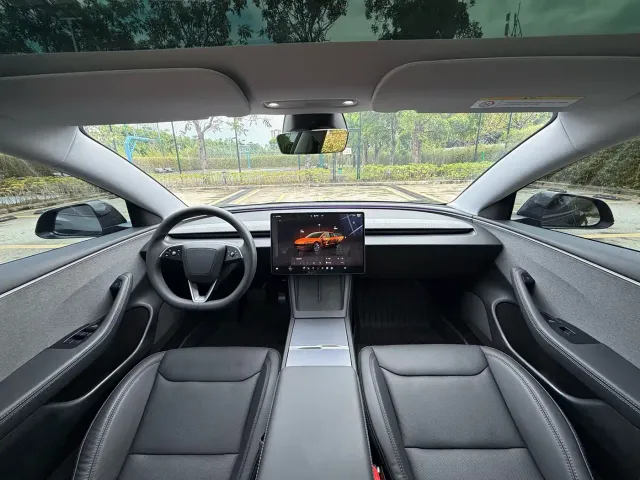 Tesla Model 3 — Фото автомобиля 7