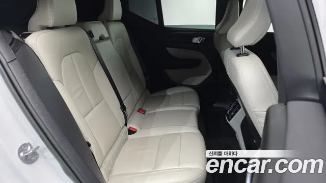 Volvo XC40 — Фото автомобиля 12