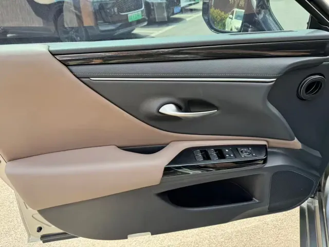 Lexus ES — Фото автомобиля 4