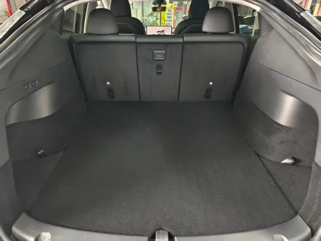 Tesla Model Y — Фото автомобиля 12