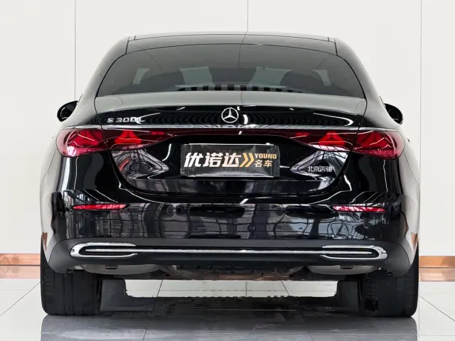 Mercedes-Benz E-Class — Фото автомобиля 3