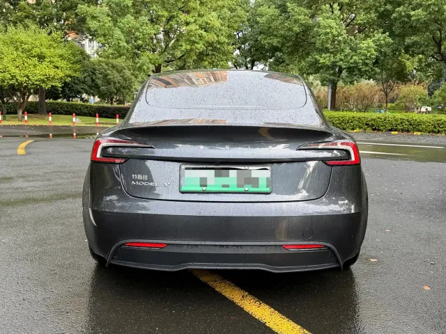 Tesla Model 3 — Фото автомобиля 10