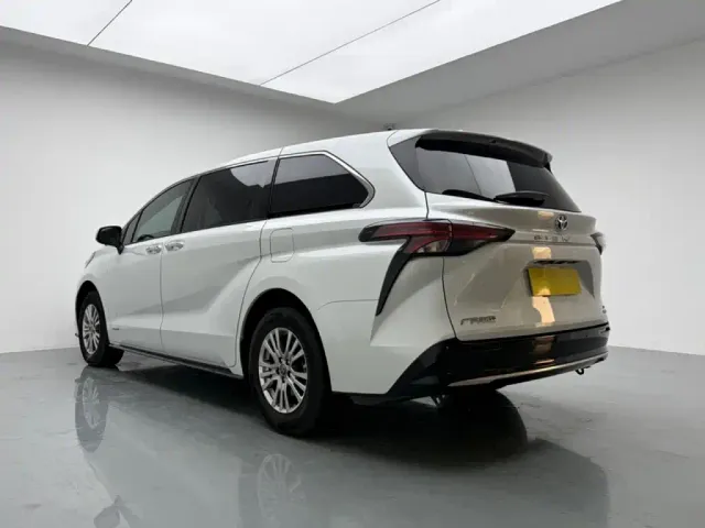 Toyota Sienna — Фото автомобиля 4