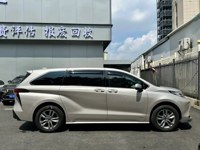 Toyota Sienna — Фото автомобиля 8