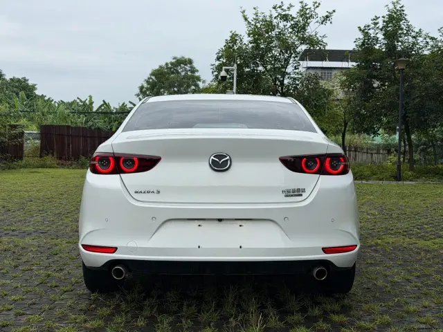 Mazda Axela — Фото автомобиля 5