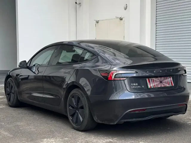 Tesla Model 3 — Фото автомобиля 9