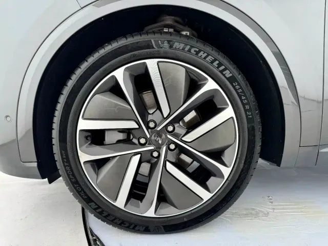 Li Auto L9 — Фото автомобиля 11
