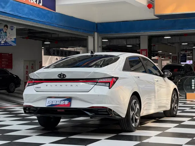 Hyundai Elantra — Фото автомобиля 18