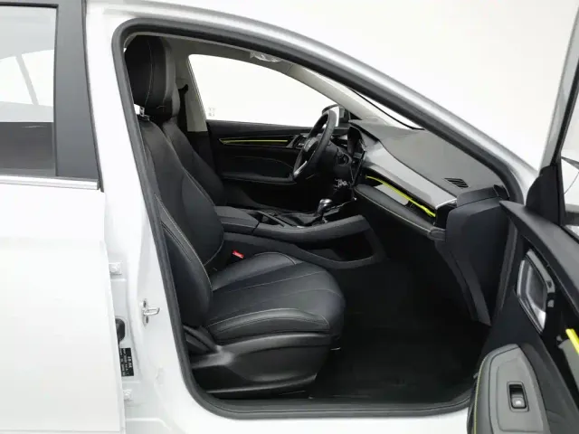 Roewe i5 — Фото автомобиля 23