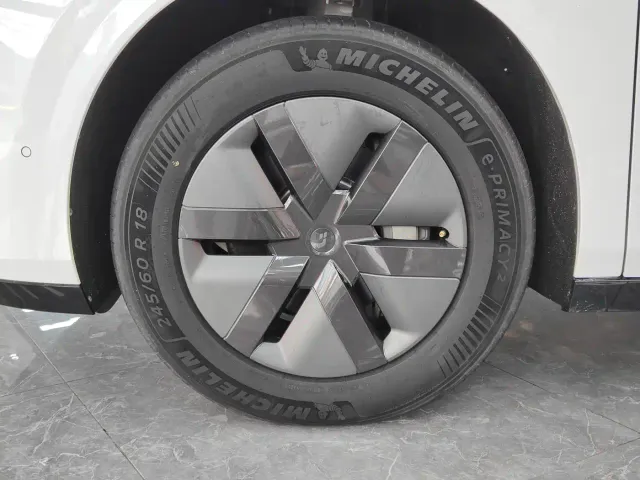 Li Auto MEGA — Фото автомобиля 13