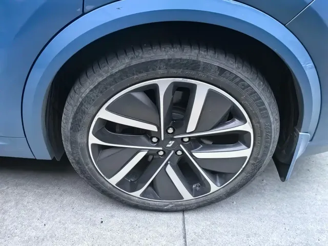 Li Auto L9 — Фото автомобиля 5