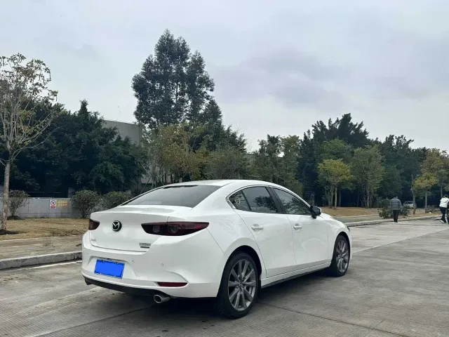 Mazda Axela — Фото автомобиля 4