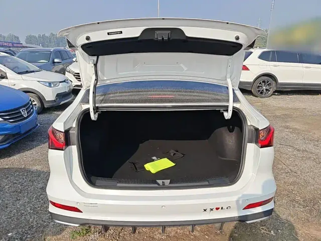 Roewe i5 — Фото автомобиля 18