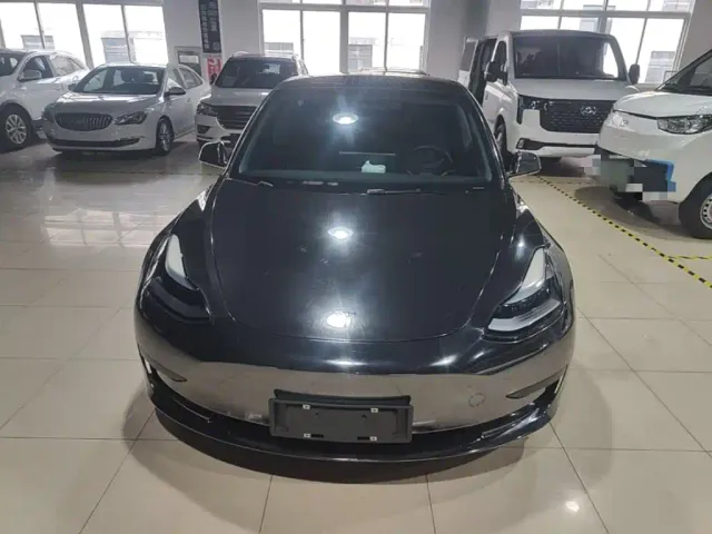 Tesla Model 3 — Фото автомобиля 2