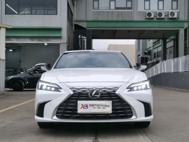 Lexus ES — Фото автомобиля 2