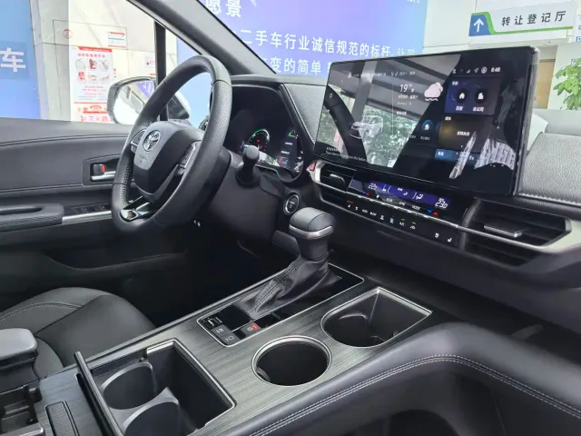 Toyota Sienna — Фото автомобиля 16