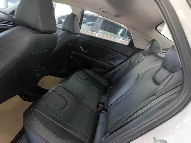 Hyundai Elantra — Фото автомобиля 16