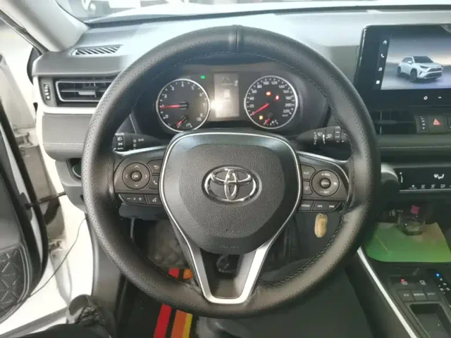 Toyota RAV4 — Фото автомобиля 10