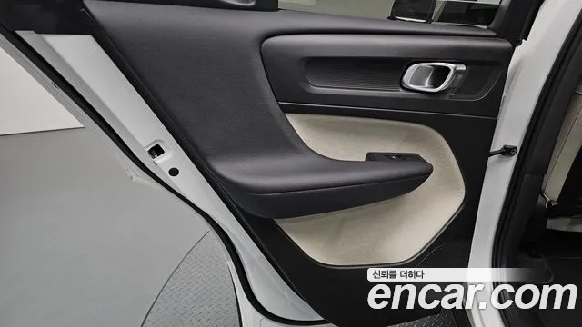 Volvo XC40 — Фото автомобиля 14