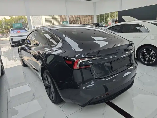 Tesla Model 3 — Фото автомобиля 4
