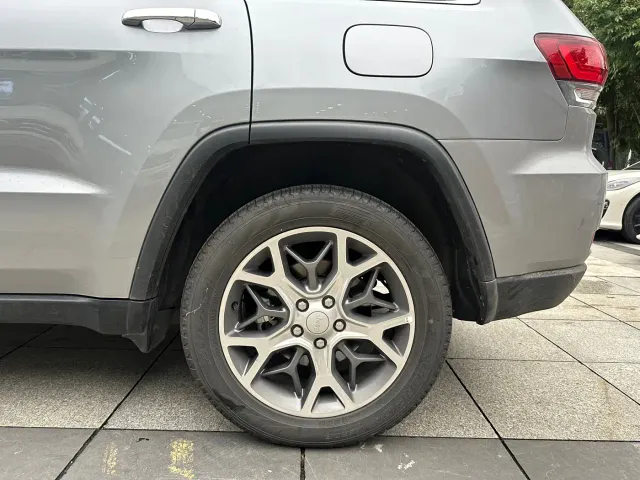 Jeep Grand Cherokee — Фото автомобиля 6