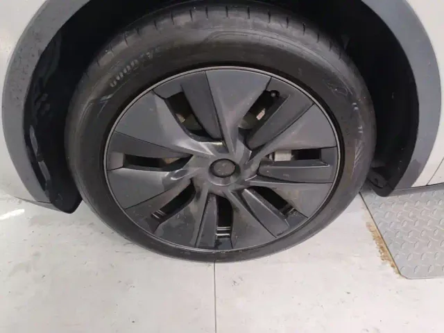 Tesla Model Y — Фото автомобиля 22