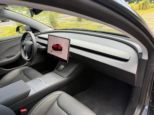 Tesla Model 3 — Фото автомобиля 13