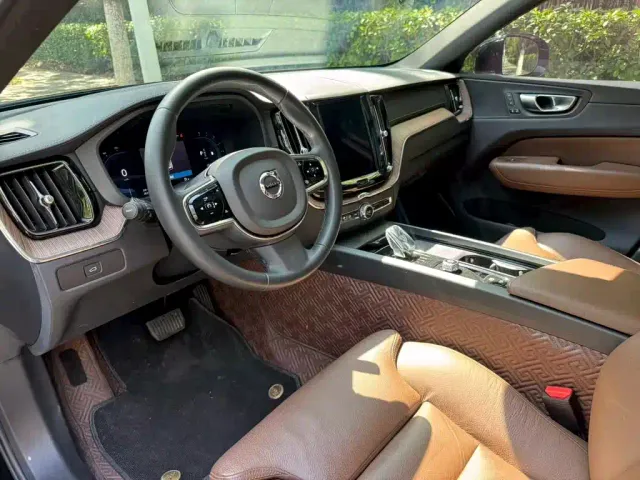 Volvo XC60 — Фото автомобиля 4