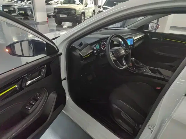 Roewe i5 — Фото автомобиля 15