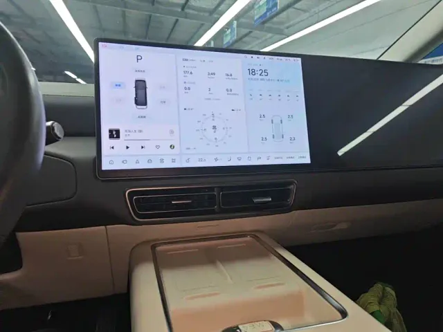 Li Auto MEGA — Фото автомобиля 12