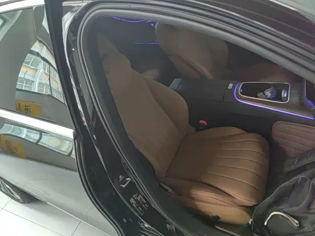 Mercedes-Benz E-Class — Фото автомобиля 24