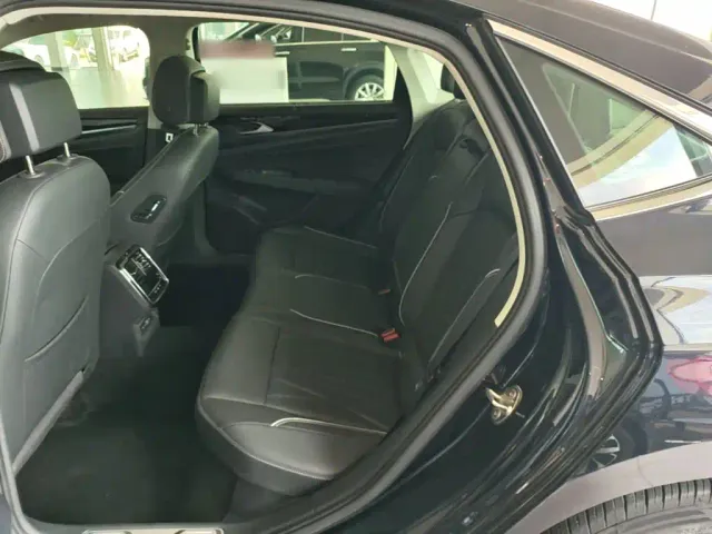 Volkswagen Passat — Фото автомобиля 16