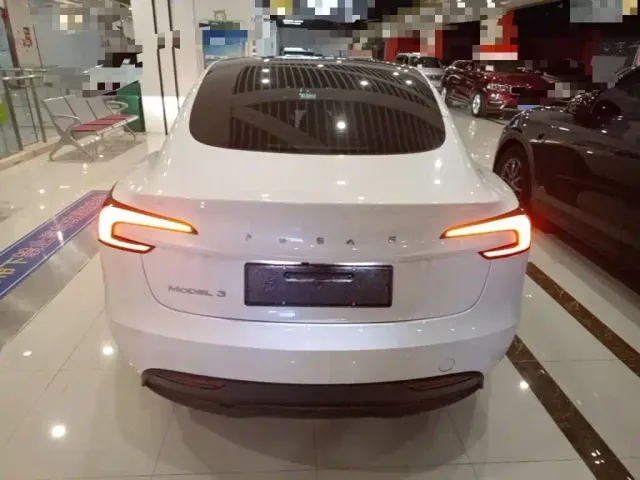 Tesla Model 3 — Фото автомобиля 5