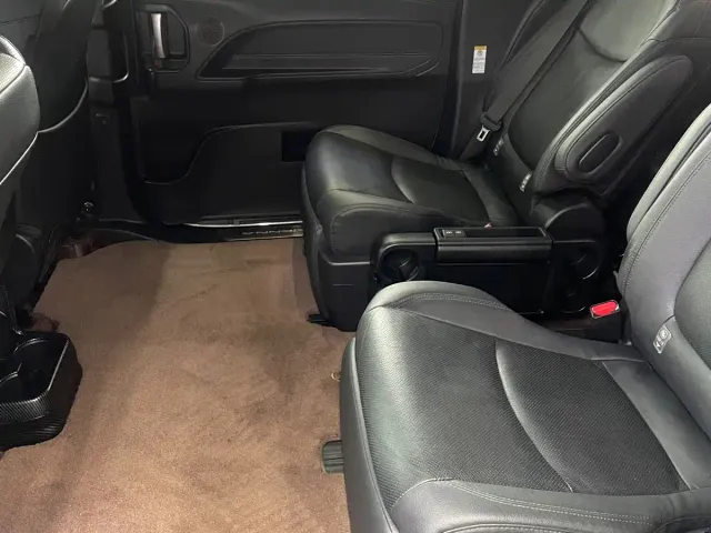 Toyota Sienna — Фото автомобиля 7