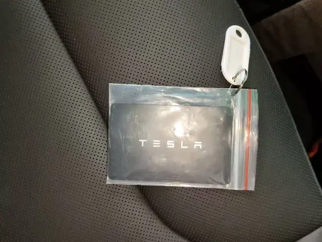 Tesla Model 3 — Фото автомобиля 8