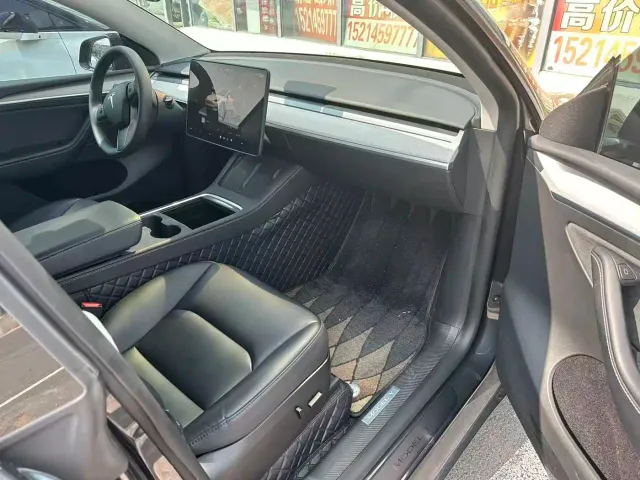 Tesla Model Y — Фото автомобиля 3