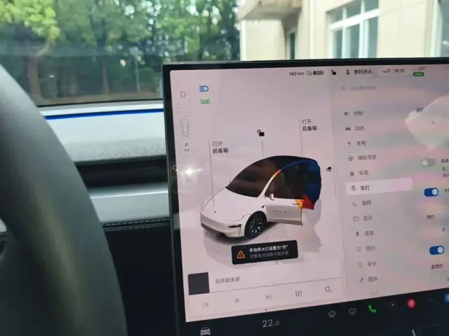 Tesla Model Y L — Фото автомобиля 9