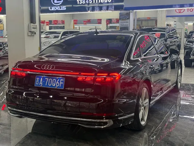 Audi A8 — Фото автомобиля 4