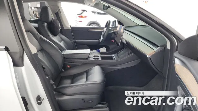 Tesla Model Y — Фото автомобиля 16