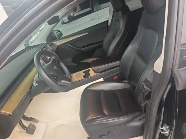 Tesla Model Y — Фото автомобиля 14