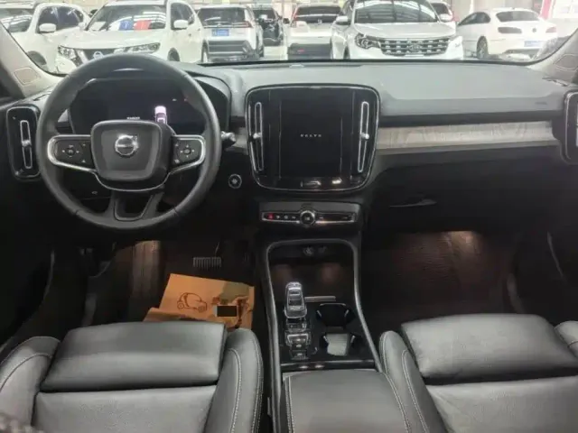 Volvo XC40 — Фото автомобиля 5