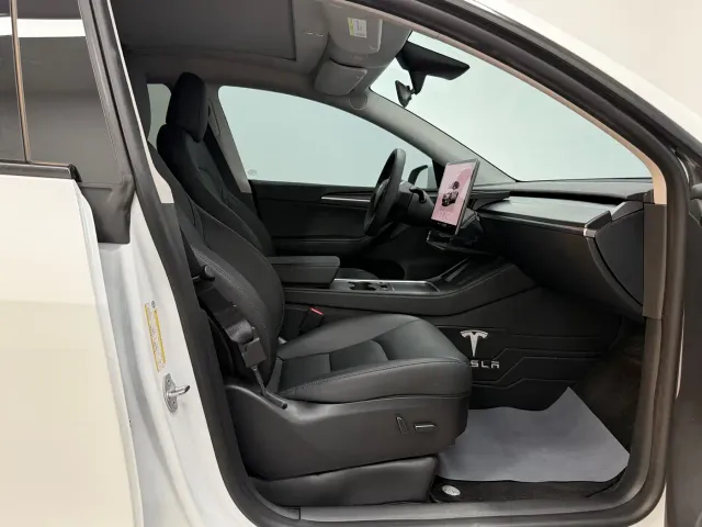 Tesla Model Y — Фото автомобиля 18