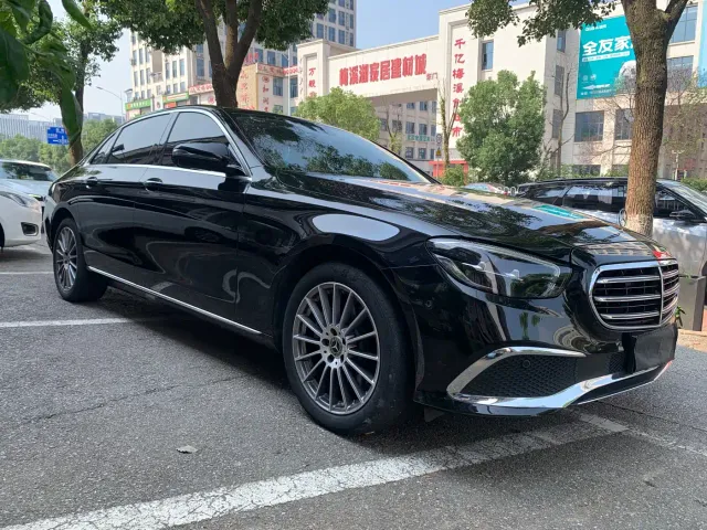 Mercedes-Benz E-Class — Фото автомобиля 3