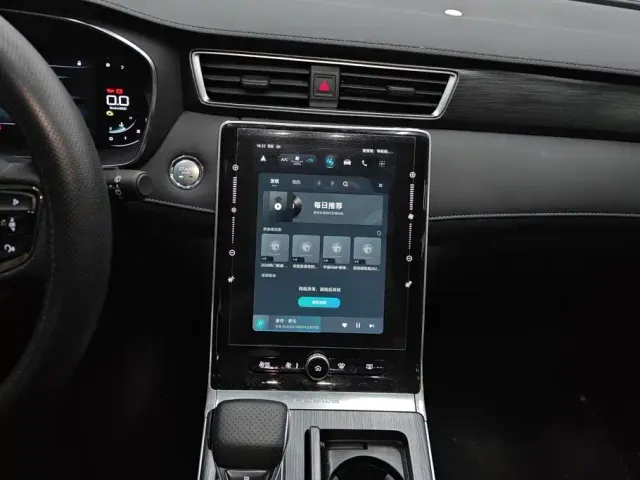 Roewe RX5 — Фото автомобиля 13