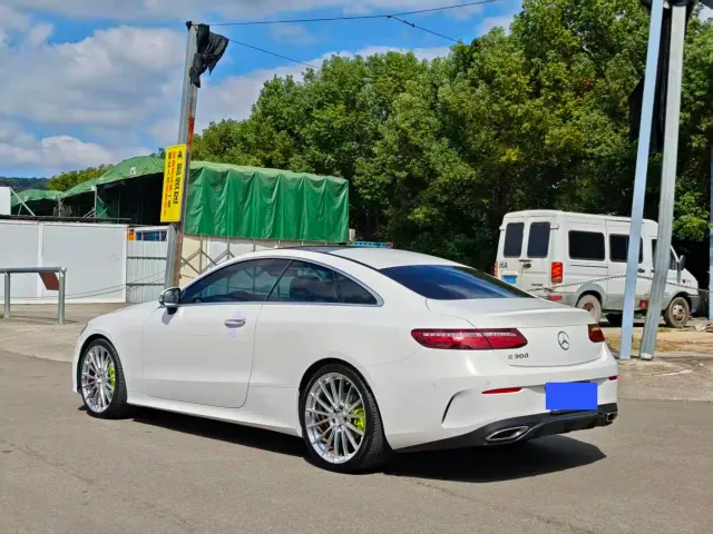 Mercedes-Benz E-Class — Фото автомобиля 3