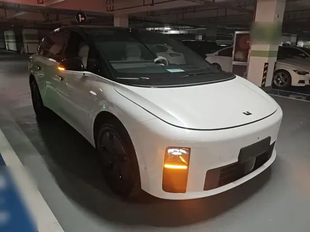 Li Auto i6 — Фото автомобиля 3