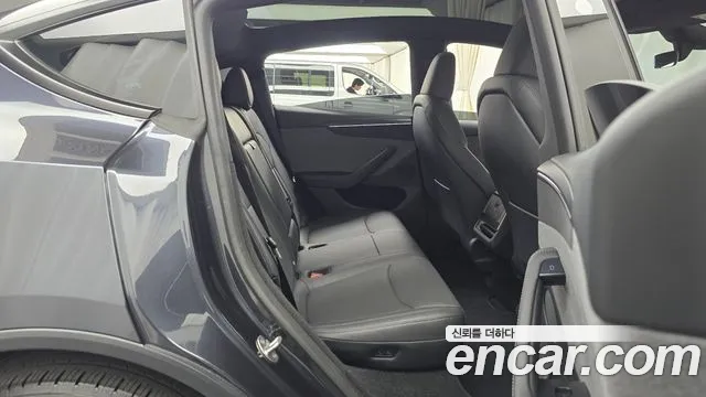 Tesla Model Y — Фото автомобиля 17